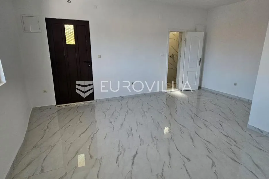 trogir, kuća s tri apartmana s pogledom na more na 50 m od mora - slika 19