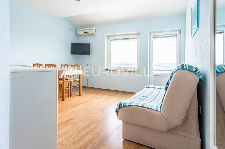 omiška rivijera- lokva rogoznica, apartmanska kuća s 8 stanova, udaljena 300 m od mora. - slika 31