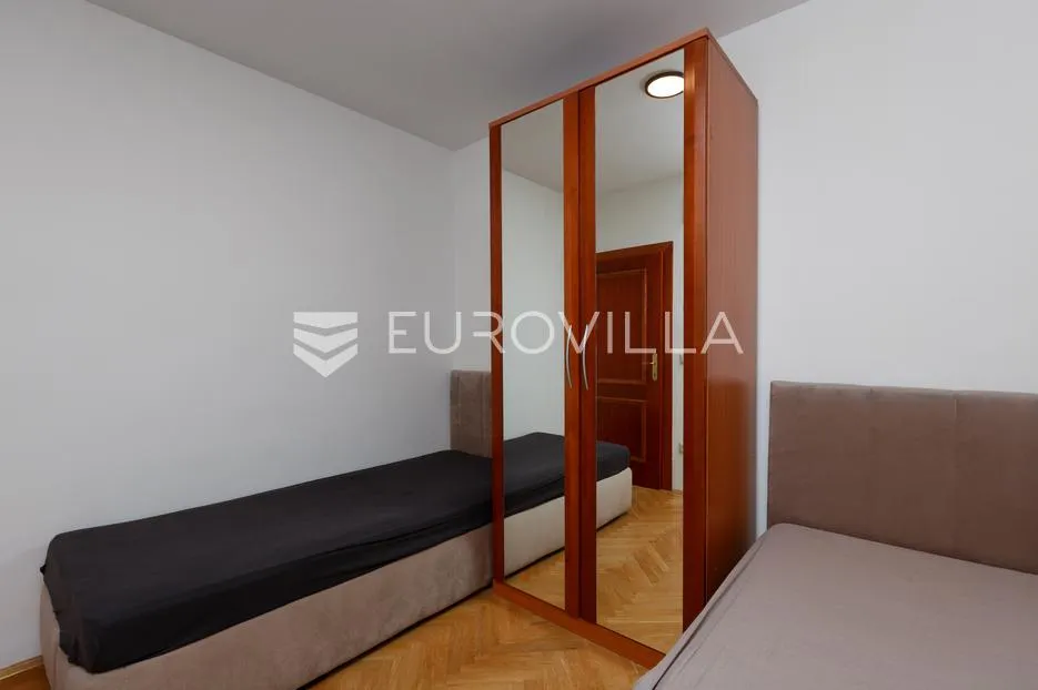 krk, uređen dvosoban apartman blizu mora, terasa s pogledom - slika 8