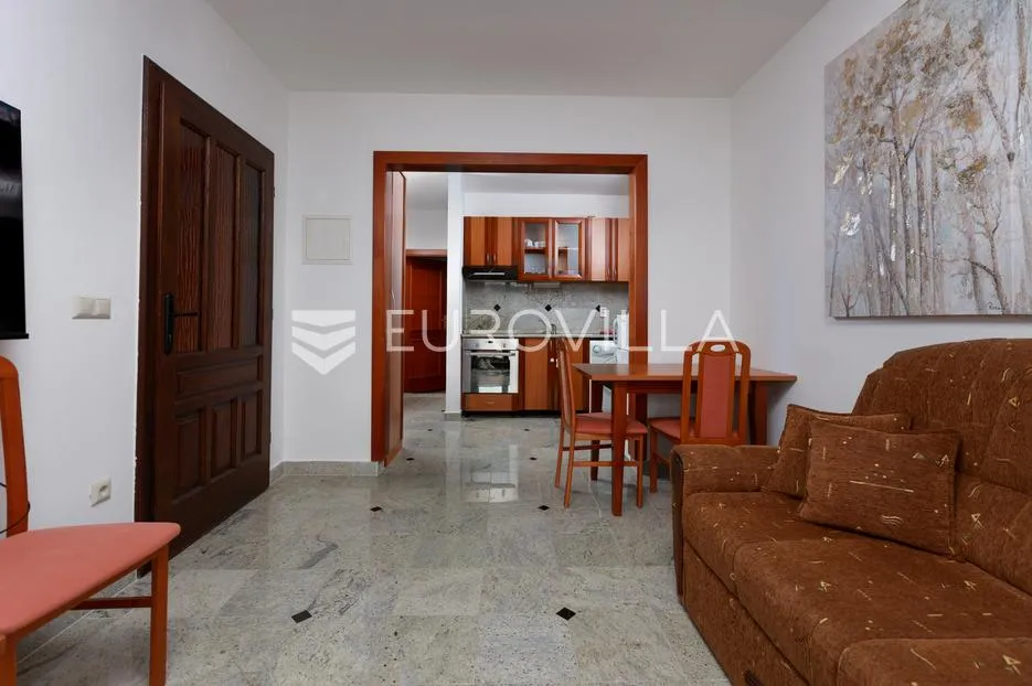 krk, uređen trosoban apartman blizu mora, terasa s pogledom - slika 2