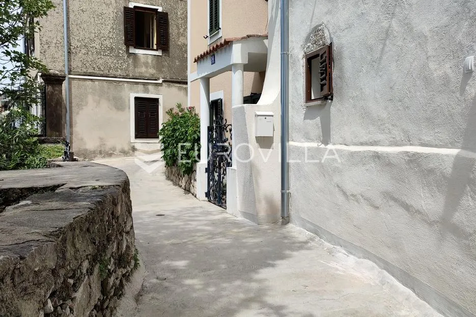 krk, omišalj, adaptirana kamena kuća u nizu s pogledom na more površine 54 m² - slika 41