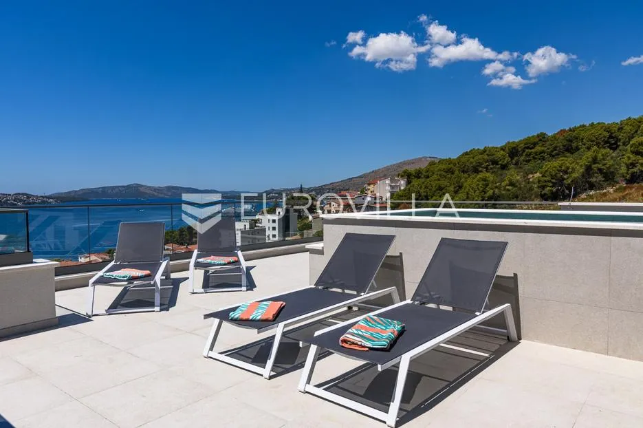 trogir, čiovo, luksuzan penthouse sa krovnom terasom i bazenom - slika 29