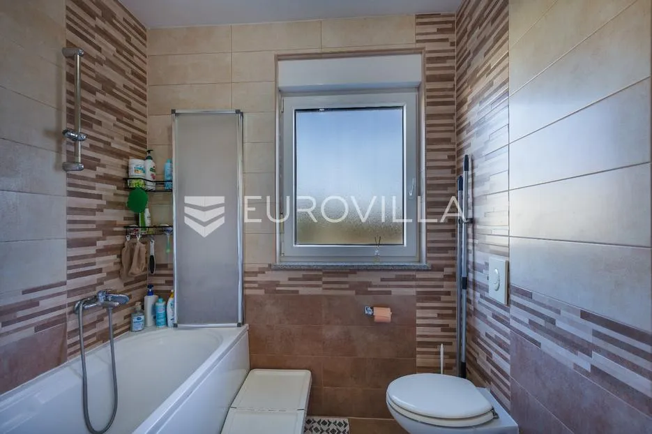 pula, moderan trosoban stan s apartmanom, vrtom i terasom, 136 m² - slika 15