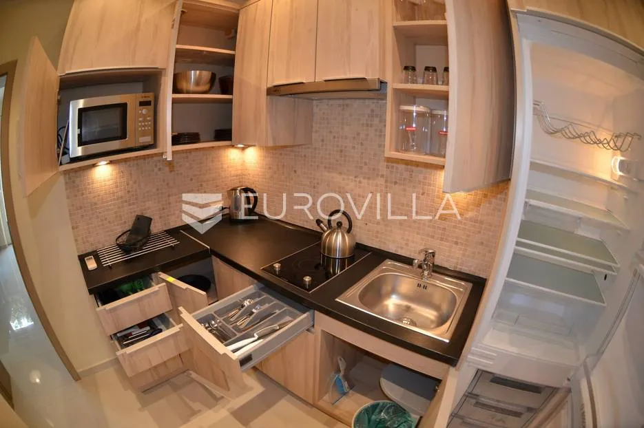 medulin, samostojeća kuća s tri apartmana nkp 240 m2 i pogledom more - slika 2