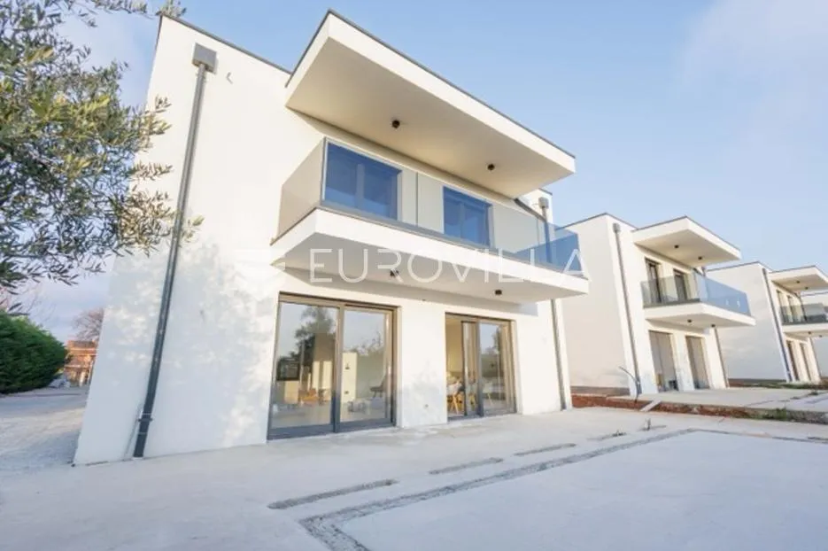 luksuzna vila za dugoročni najam u funtani s vrtom i terasama - slika 1