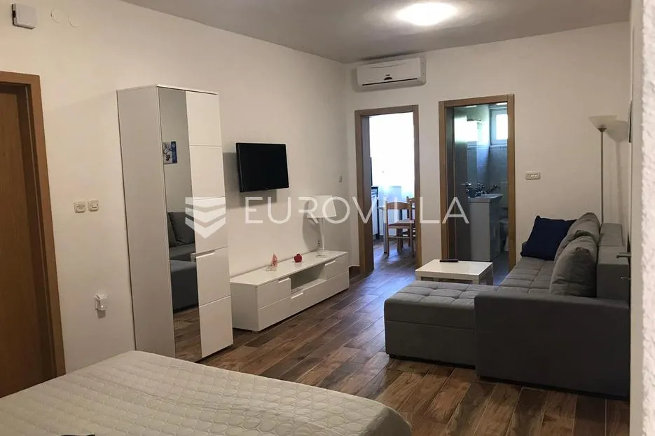 starigrad, tribanj, prostrana kuća s pogledom na more i šest apartmana - slika 13