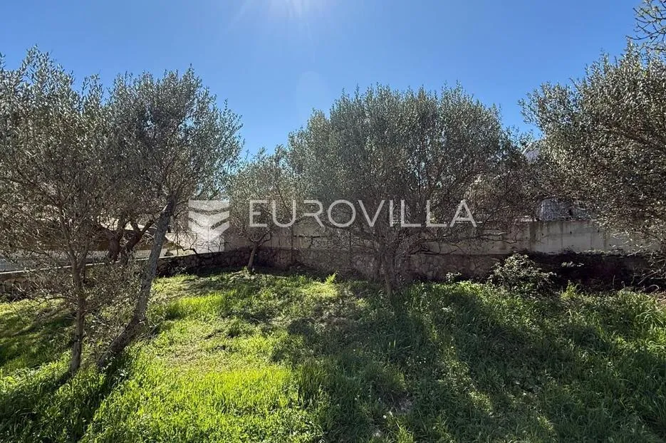murter, građevinsko zemljište 618 m², drugi red do mora, s projektom za kuću - slika 5