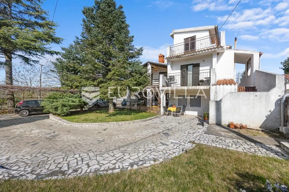 ližnjan, prostrana apartmanska kuća s tri stambene jedinice i vrtom - slika 24