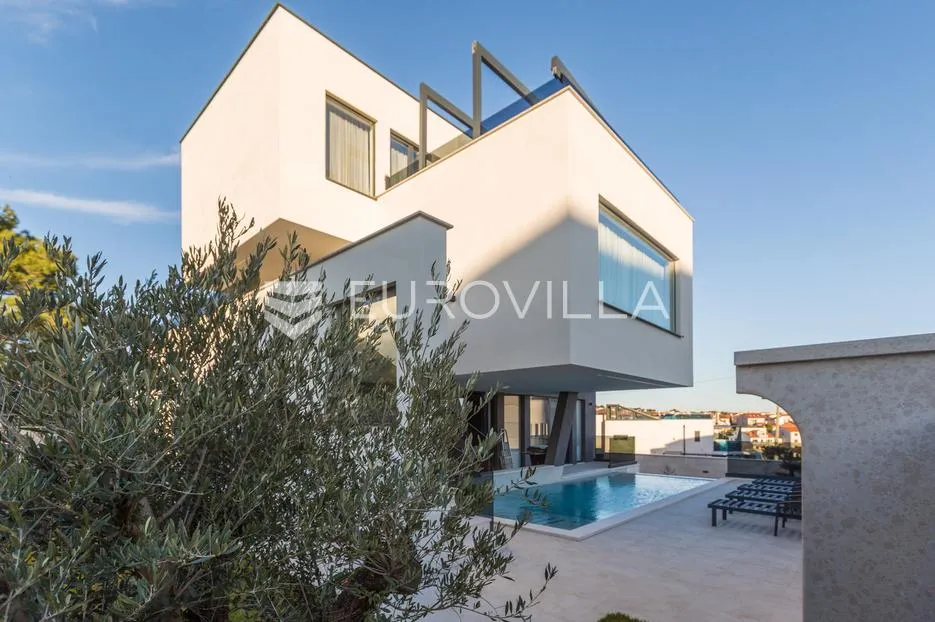 Medulin, besprijekornog luksuzna vila 400 m² s bazenom, 300 m od plaže