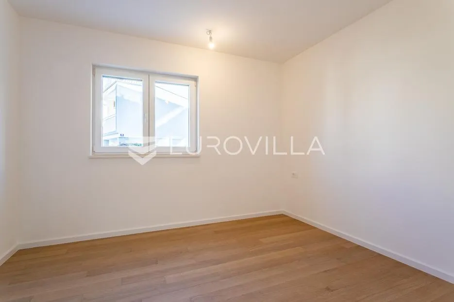 vodice, novogradnja, prostran apartman s dvorištem u centru mjesta, 146,06 m² - slika 11