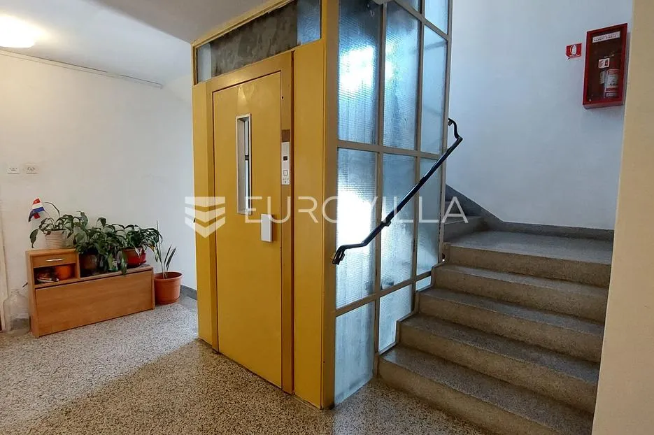 istra, pula, stan s pogledom na grad i šumu - slika 17