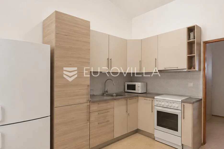 vir, kuća s dva apartmana, 6 spavaćih soba i velikim privatnim dvorištem - slika 26