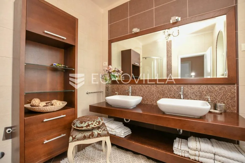 istra, umag, prekrasna kuća s bazenom prvi red do mora 430 m² - slika 33