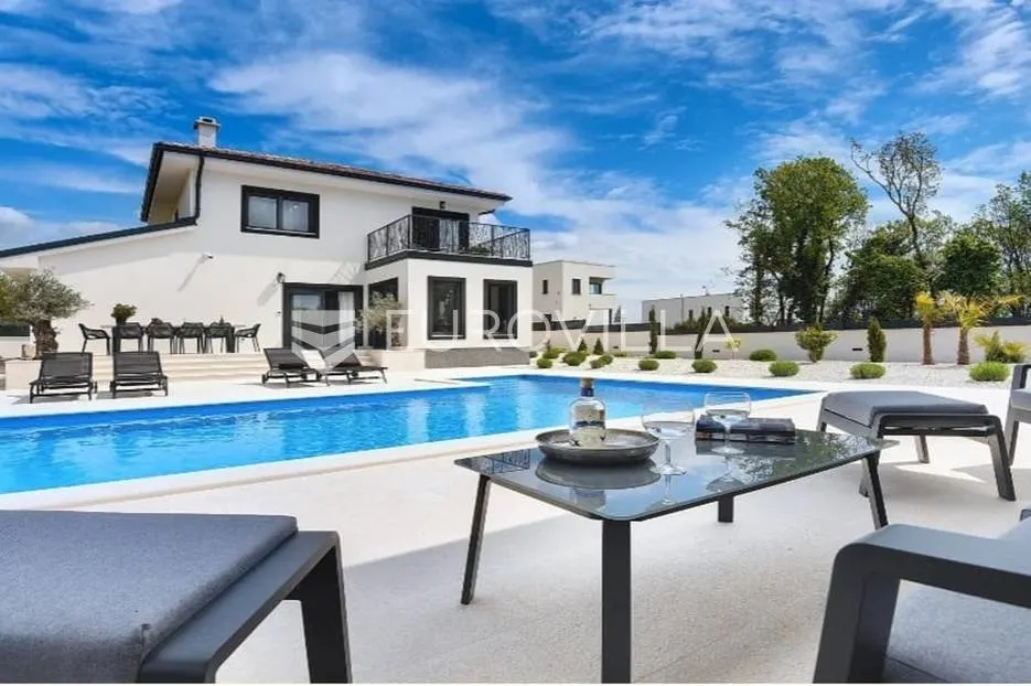 istra, krnica, prekrasna moderna vila od 135 m² na velikoj uređenoj okućnici - slika 7