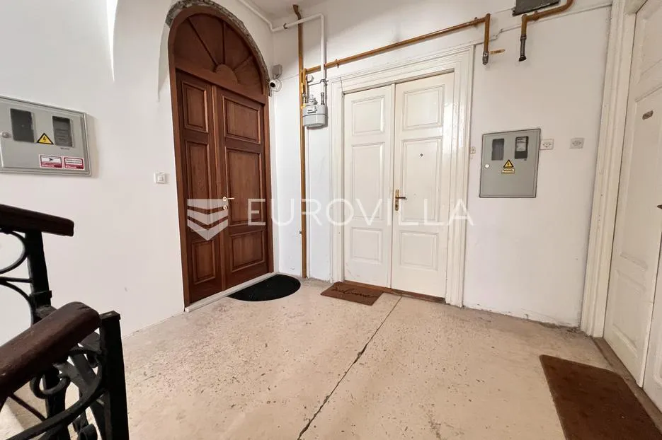 pula, strogi centar, prostrani podijeljeni stan na 3. katu s terasom i parkingom, 180.79 m² - slika 25