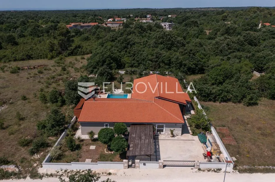 istra, svetvinčenat, samostojeća prizemnica s vrtom i bazenom - slika 33