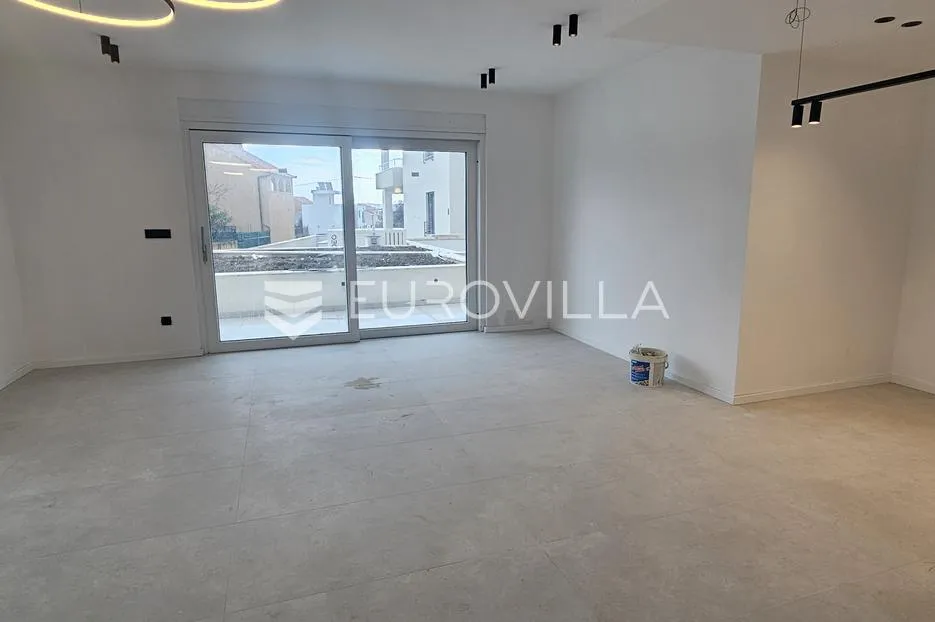 kaštel stari luksuzan stan 77 m² s velikom terasom i vrtom - slika 7