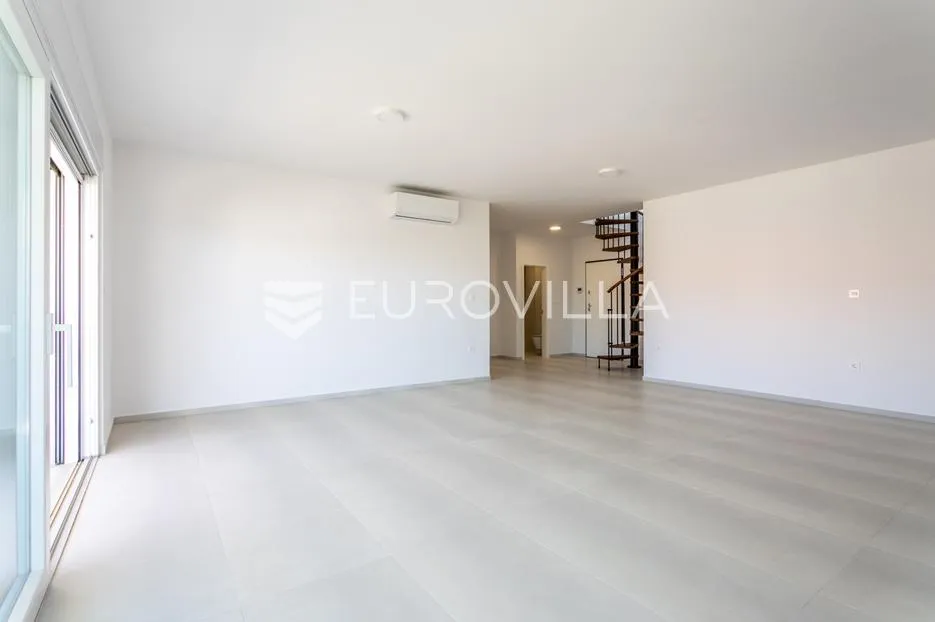srima, dvoetažni penthouse s prostranom terasom i pogledom na more - slika 8