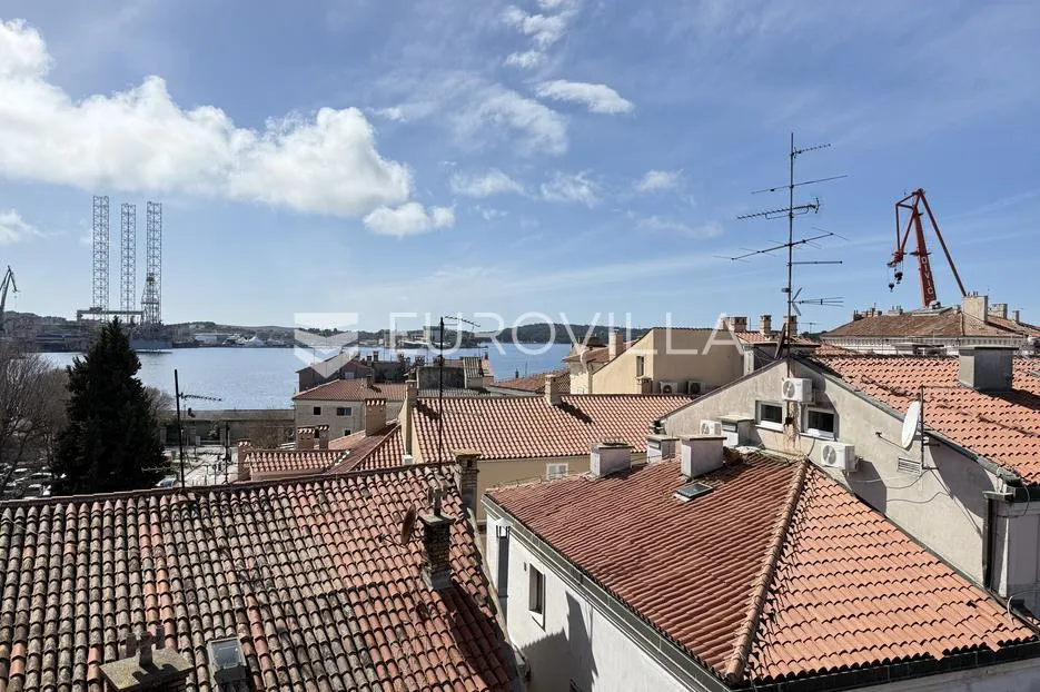 pula, strogi centar, prekrasni dizajnerski stan s galerijom i pogledom na more, 87,41 m² - slika 2
