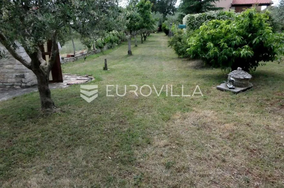 istra, buje okolica, šarmantna samostojeća kuća s velikom okućnicom i investicijskim potencijalom - slika 9