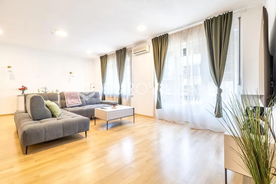 Zagreb, centar, trosoban stan 128 m² s dva balkona i garažom, lift - Donji grad