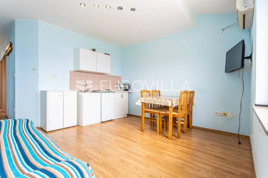 omiška rivijera- lokva rogoznica, apartmanska kuća s 8 stanova, udaljena 300 m od mora. - slika 32