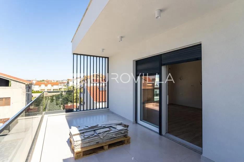 vodice, trosoban stan s krovnom terasom - slika 15