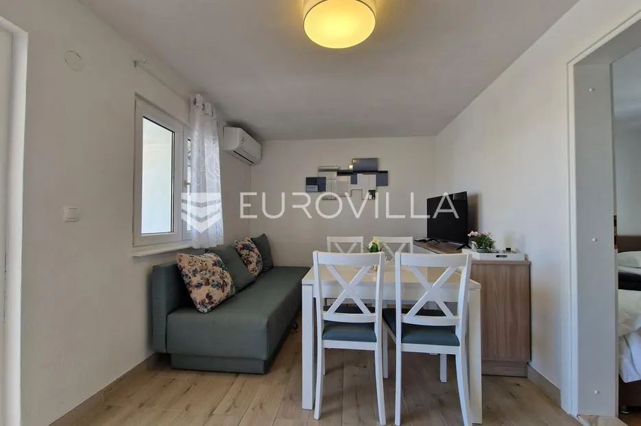 vir, simpatičan trosoban apartman svega 80 m od plaže s prostranom terasom - slika 9