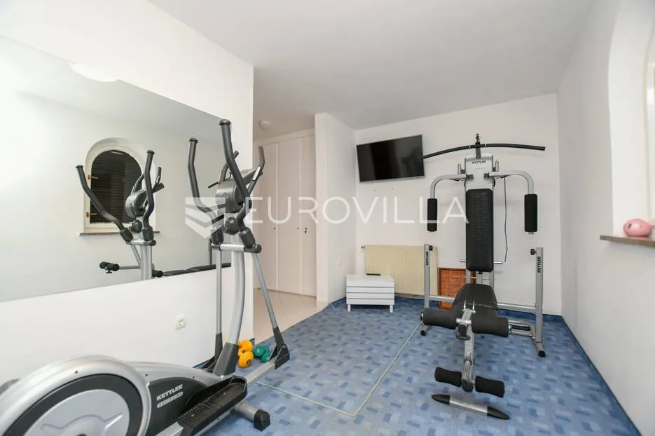 istra, umag, prekrasna kuća s bazenom prvi red do mora 430 m² - slika 52