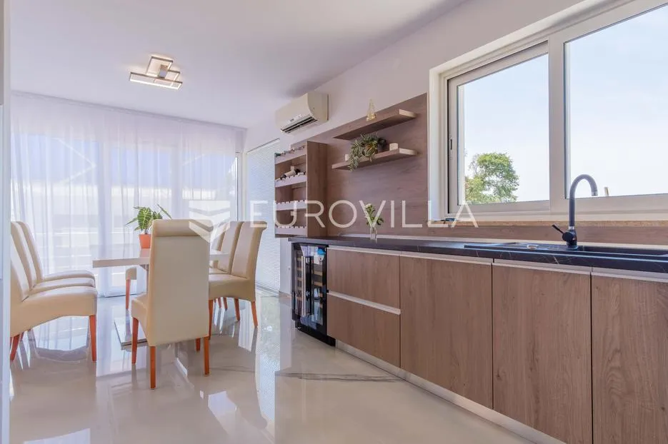 istra, poreč, unikatna dizajnerska vila s dodatnim apartmanom, wellnessom i grijanim bazenom - slika 20