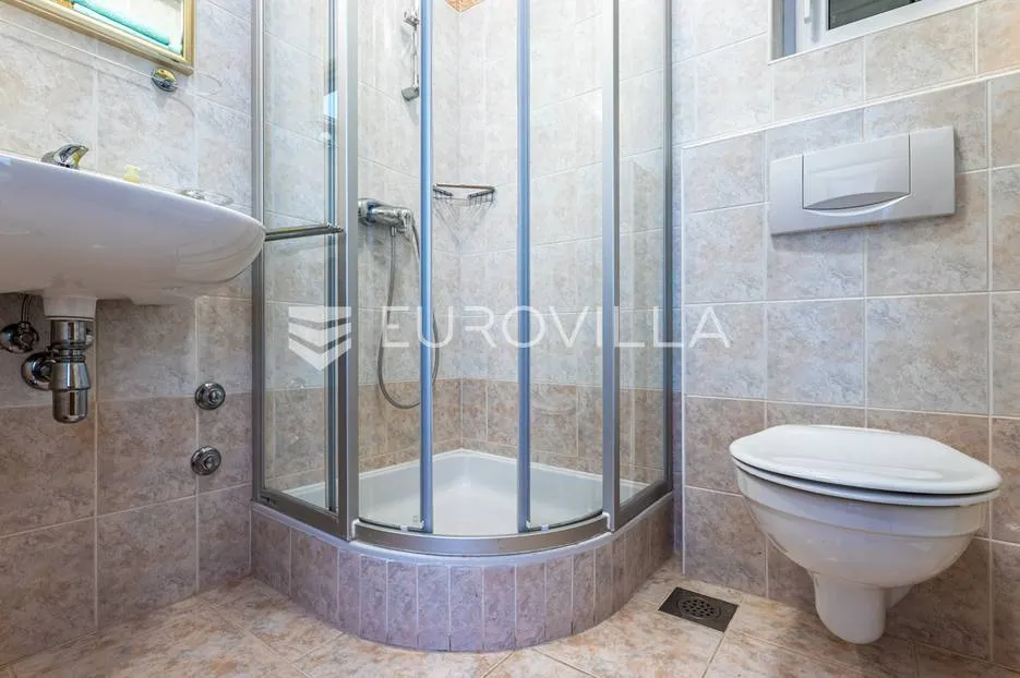 brač, prekrasna vila s velikom okućnicom 20 m od mora - slika 25