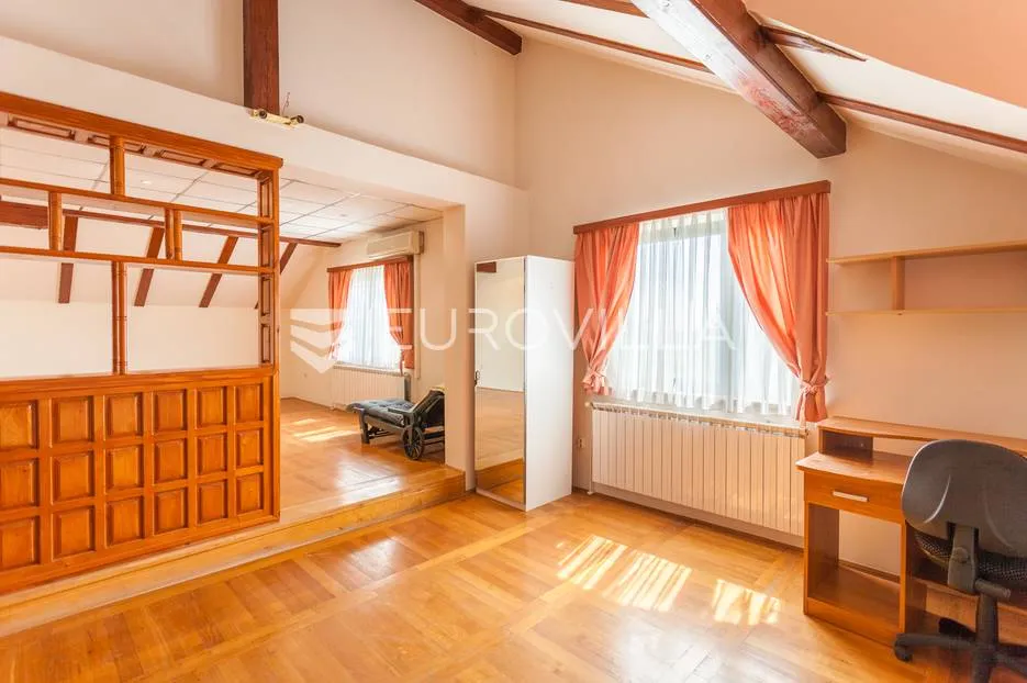 Zagreb Mikulići samostojeća kuća 300 m² na parceli 520 m²