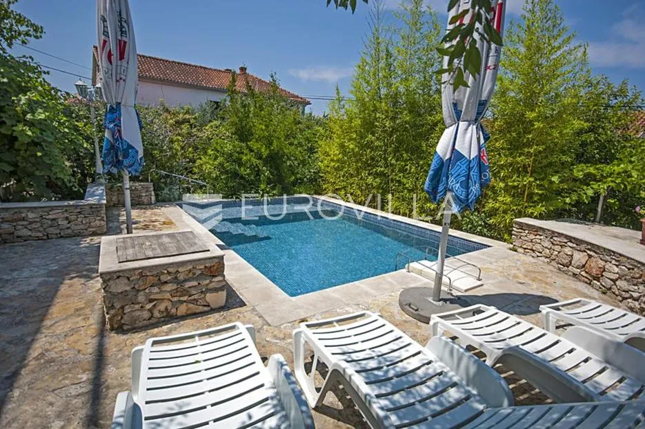 brač, sutivan, kuća s tri apartmana smještena na prostranom zemljištu s bazenom i vrtom - slika 4