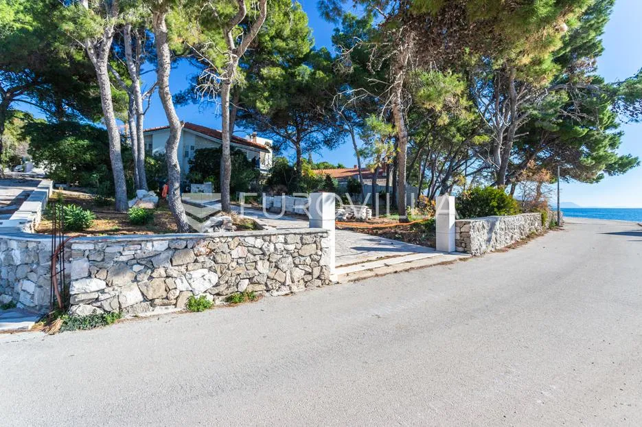 brač, sumartin, prekrasna kuća, prvi red do mora površine 95m2, na zemljištu površine 1388 m2 - slika 17