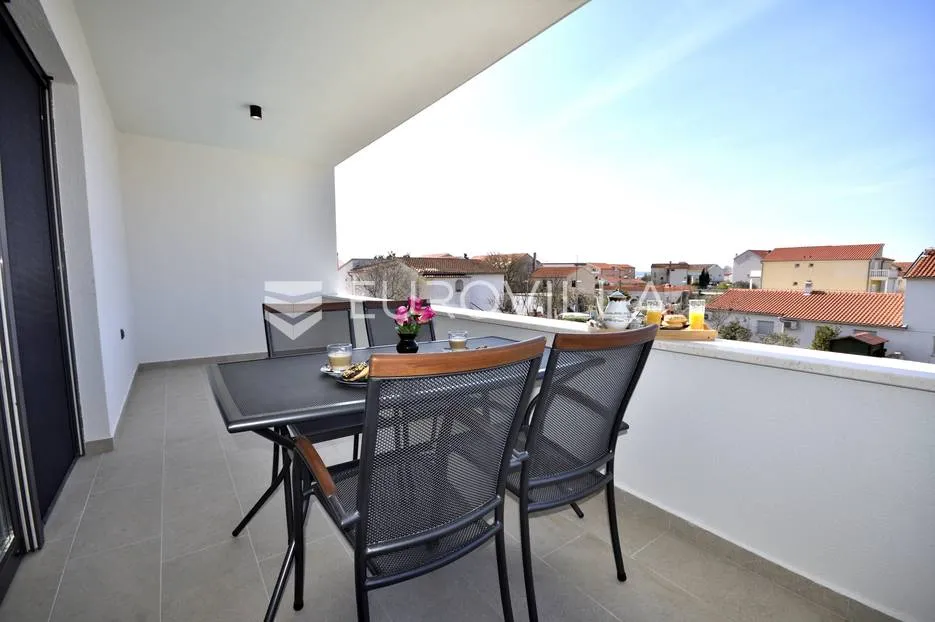 vodice, prekrasna vila s apartmanima - slika 9
