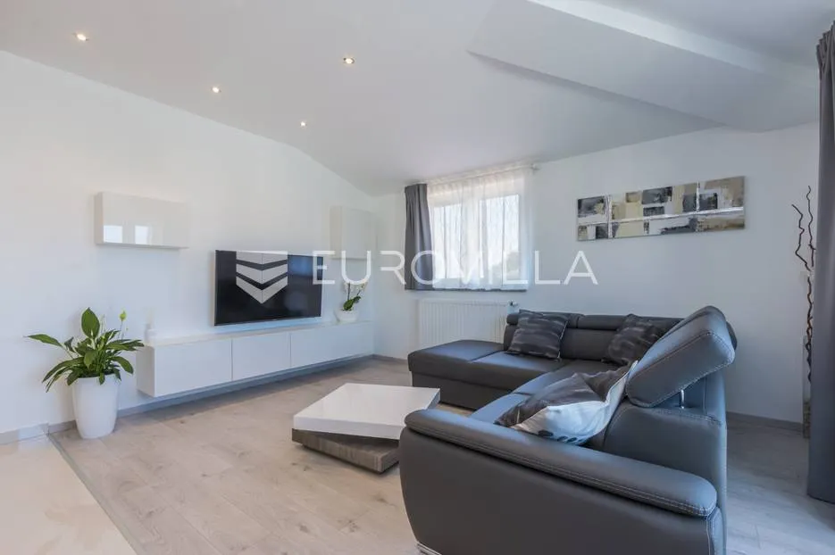medulin, moderan dvosoban stan 95m2, 500 m od mora - slika 2