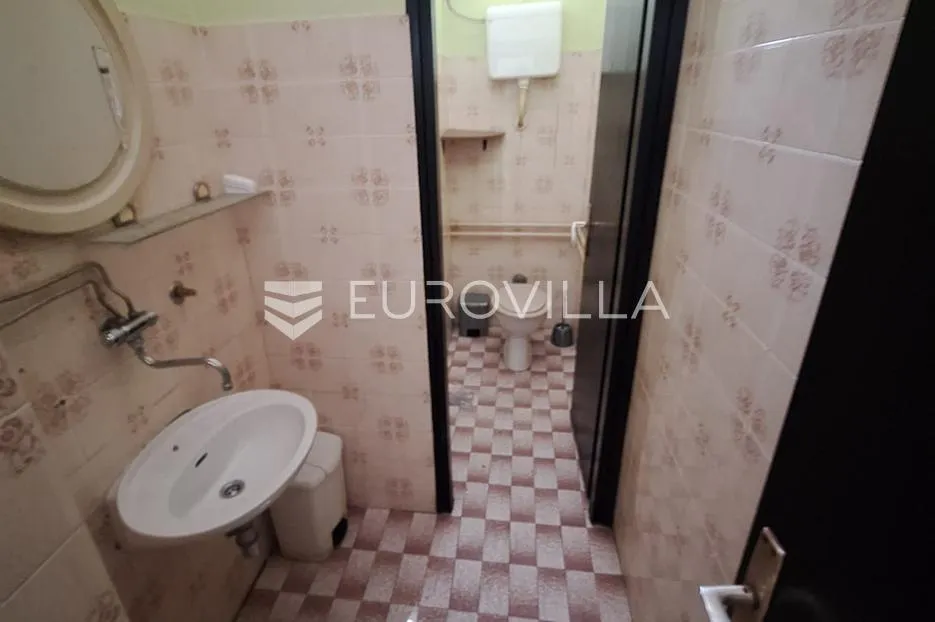 karlovac, borlin, kuća 720 m² s poslovnim prostorom, gospodarskom zgradom i nogometnim terenom - slika 16
