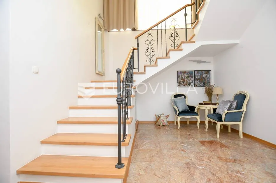 istra, umag, prekrasna kuća s bazenom prvi red do mora 430 m² - slika 18