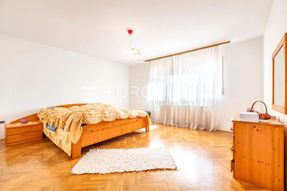 velika gorica, samostojeća kuća 457 m2, odlična lokacija - slika 11