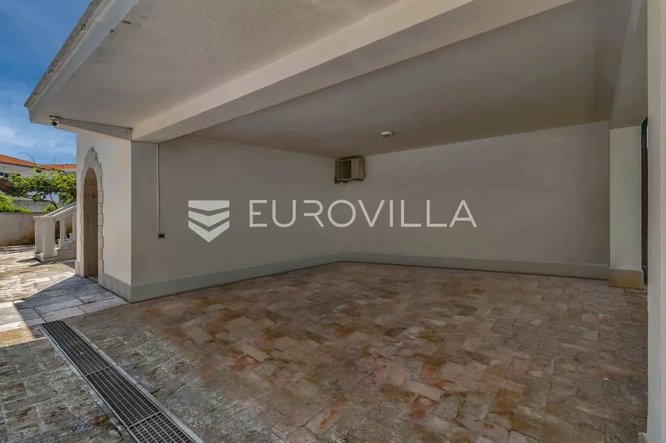 istra, umag - unikatna villa nkp 400 m2 na svega 30 m od mora - slika 58
