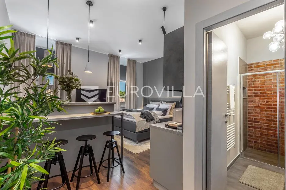 Rijeka, Centar, novouređen luksuzan stan NKP 78 m2 s tri apartmana