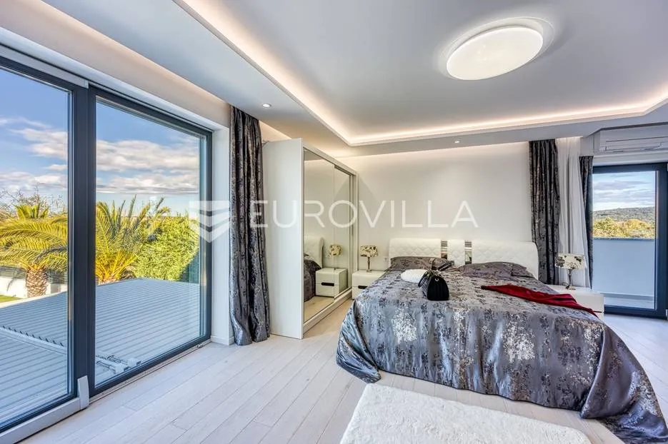 rovinj, impresivna obiteljska vila s bazenom smještena na mirnoj lokaciji - slika 33