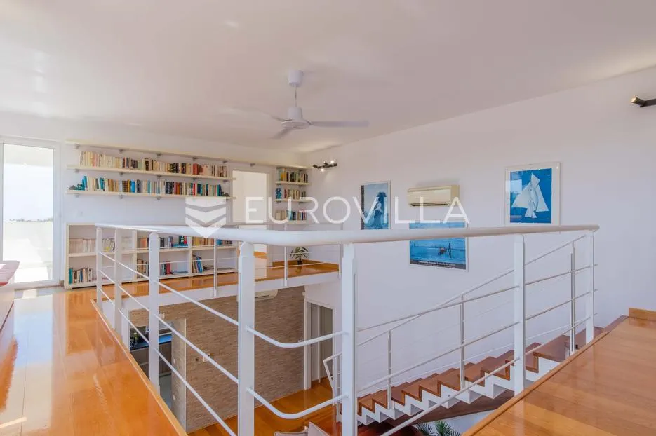 istra, poreč, unikatna dizajnerska vila s dodatnim apartmanom, wellnessom i grijanim bazenom - slika 24