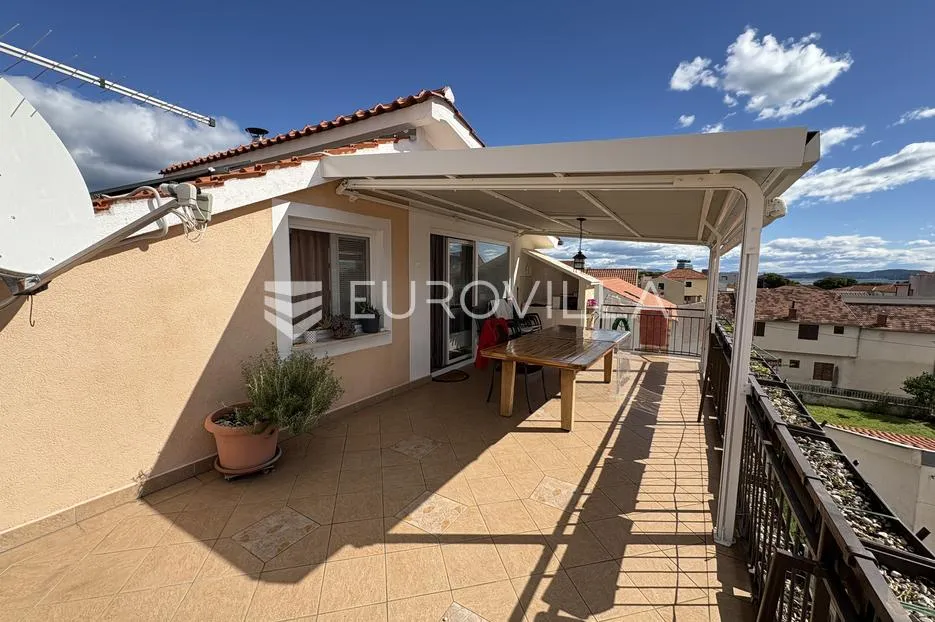 Vodice, kuća s 5 apartmana, 278 m²