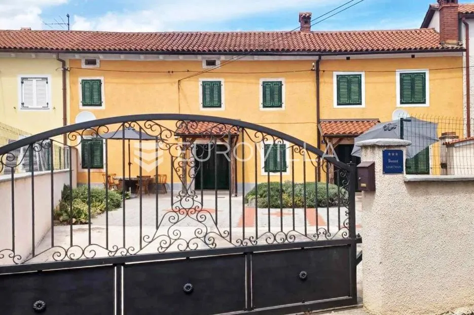 Istra, Marčana, kuća u nizu od 120 m² s dvorištem