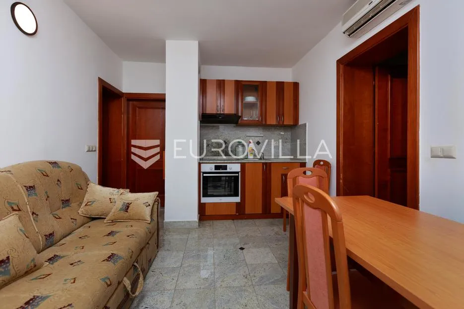 krk, uređen dvosoban apartman blizu mora, terasa s pogledom - slika 2