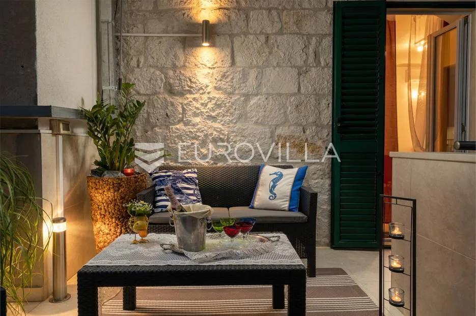 split, bačvice, dvosoban stan na odličnoj lokaciji - slika 2