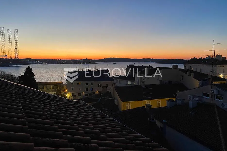 pula, strogi centar, prekrasni dizajnerski stan s galerijom i pogledom na more, 87,41 m² - slika 19