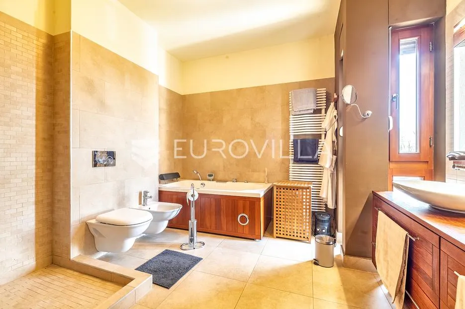 zagreb, granešinski novaki, obiteljska vila s bazenom, 1000 m2 - slika 10