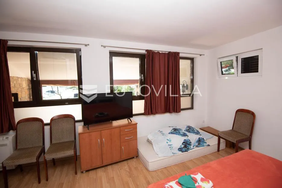 tisno, ekskluzivna apartmanska kuća prvi red do mora s panoramskim pogledom i brodicom - slika 9
